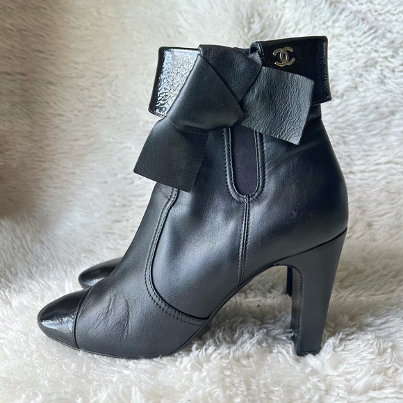 CHANEL Shoes - Chanel CC Black Leather Bow Cap Toe Heeled Ankle Boots Size EU 39.5 Patent Toe